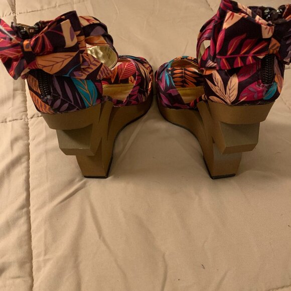 Rouge Print Platform Open Toe Wooden Heel - Size 6 -  Zipper in back of shoe - Picture 2 of 4